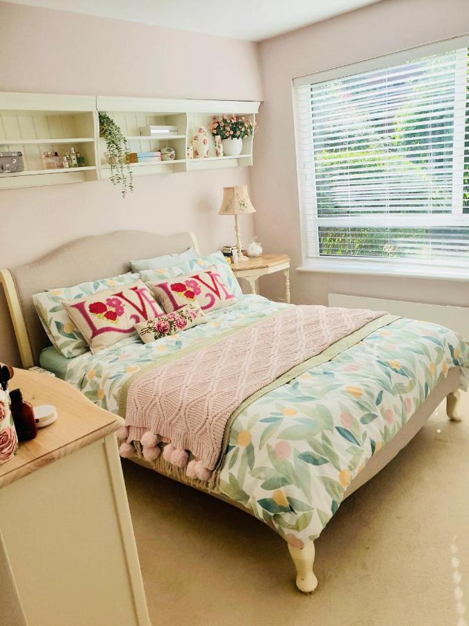 Aston Henry James Stunning One Bedroom Apartment In Royal Windsor Exterior photo